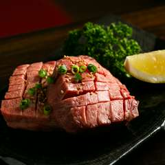 柔らかい食感がクセになる『極厚切牛タン塩　100g』