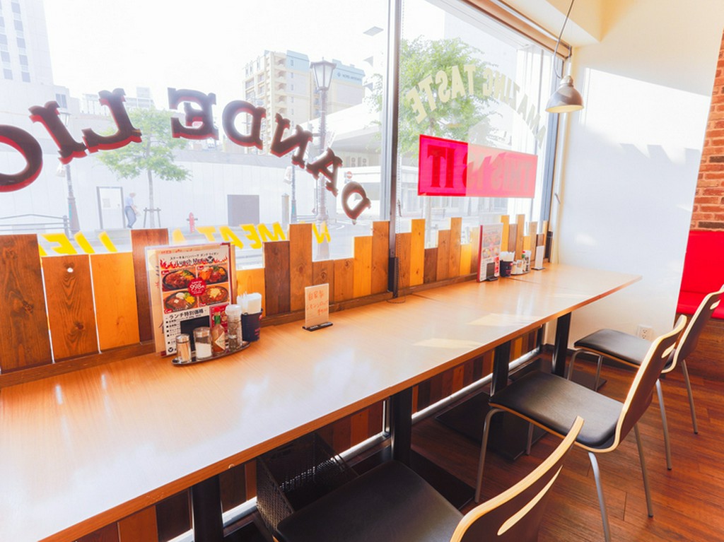 窓際のカウンター席では、外の景色を眺めながらゆったり過ごせる