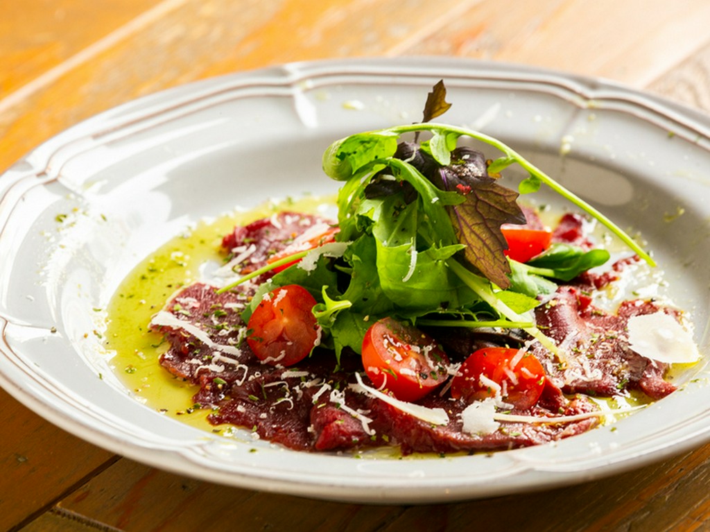 繊細な味が口の中いっぱいに広がる『馬肉のカルパッチョ』