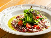 繊細な味が口の中いっぱいに広がる『馬肉のカルパッチョ』