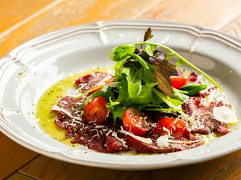 繊細な味が口の中いっぱいに広がる『馬肉のカルパッチョ』
