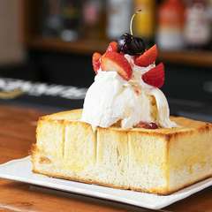 とれたて新鮮苺をのせた『ハニートースト』