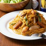 【ダイニングバー吉や】の開業当時から20年以上残る定番メニュー。麺はイタリアのバリラを使用。玉ねぎ、ベーコンをはじめとする各食材と極秘のソースが絡んだ味が癖になります。