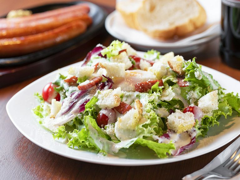 仕上げはパルミジャーノ・レッチアーノチーズをまぶして『シーザーサラダ』