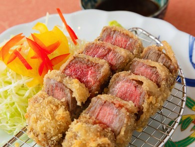 低温でじっくりと火を通した『黒毛和牛カツレツ』。外はサクサク、中はジューシー!特製ソースで召し上がれ