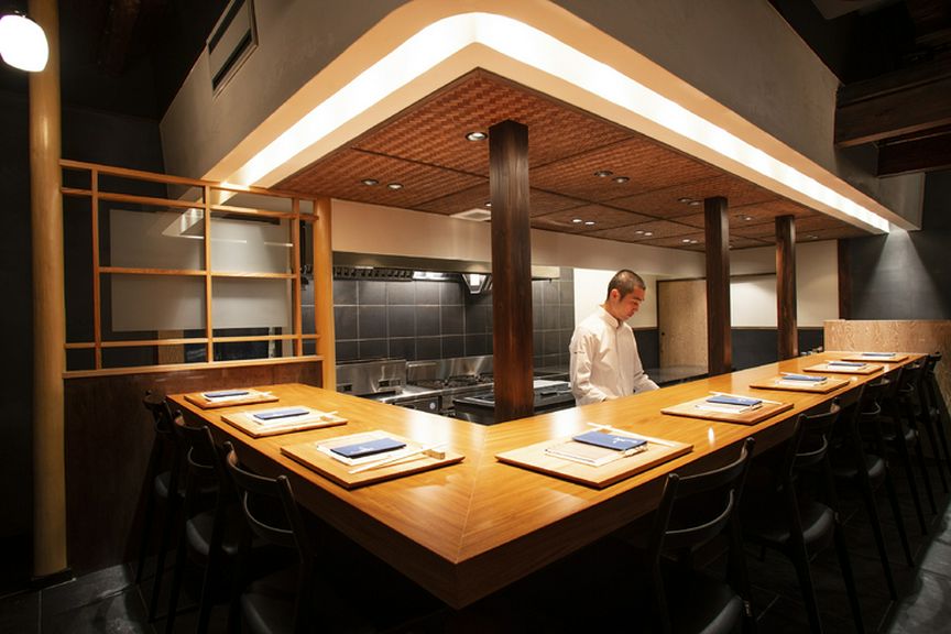 8名様のカウンター席。本日の接待が始まる