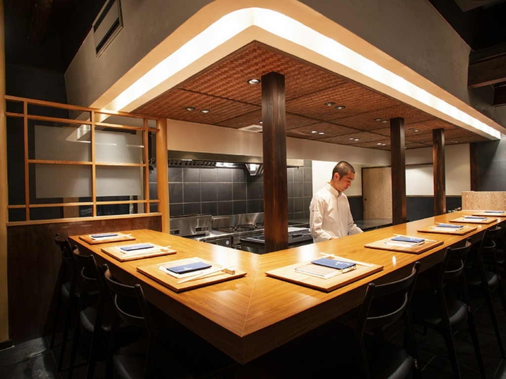 8名様のカウンター席。本日の接待が始まる