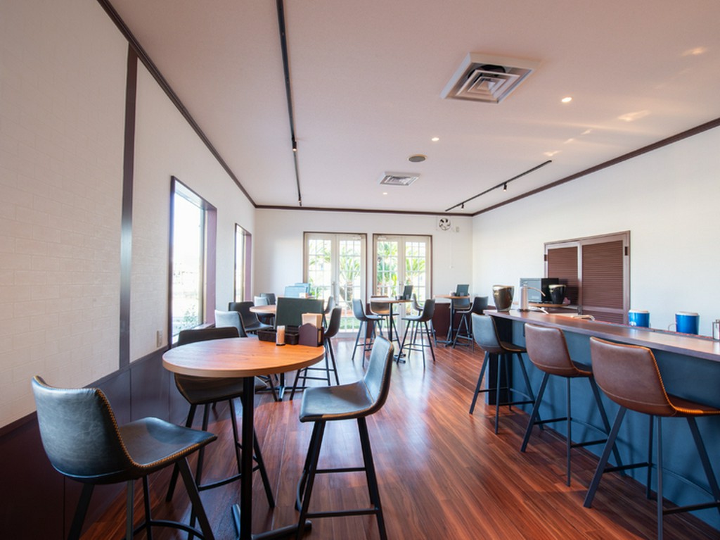 ゆとりある広さを備えた、白と茶を基調に木目が生かされた店内