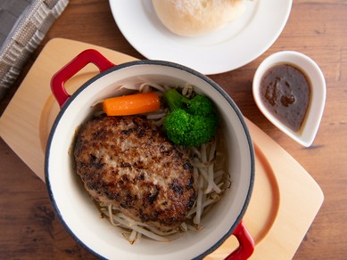 ナイフを入れた瞬間に溢れ出る旨みたっぷりの肉汁『洋ろっぱハンバーグ　200ｇ』