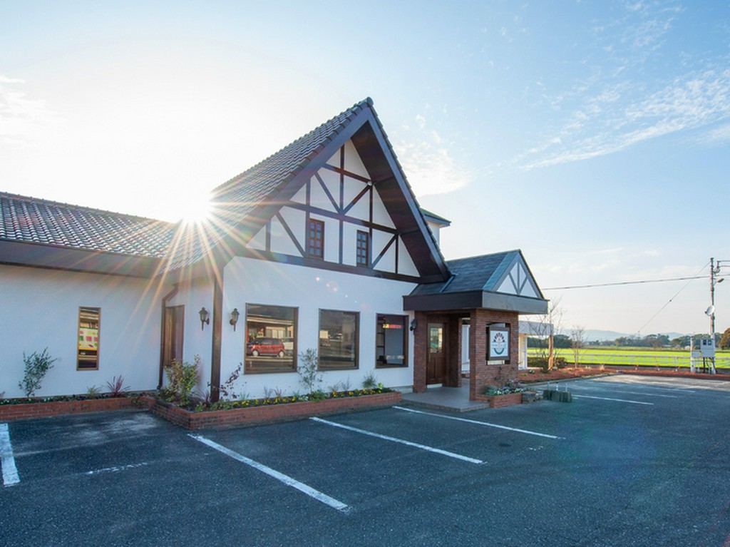 広がる田園風景の中に現れる、かわいらしい三角屋根が目印