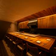 西中洲に2019年秋、登場。平尾の【メルモーゾ ダ ドロカワ】で福岡のイタリアンに新風を送り込んだ泥川シェフが、さらに奥深い食の世界を披露。隠れ家感が高いカウンター7席のみの空間で、至福のひと時を。