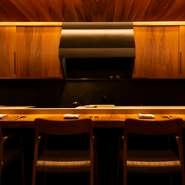 食べ歩きに慣れた二人がうなる料理・空間・もてなしが揃うイタリアン。店内にはBGMでなく、オリジナル制作の水や風の音が流れ、“音”からも食材の原風景を感じる趣向が。二人の特別な日に出かけたい一軒です。