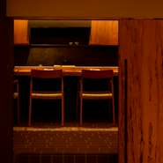 2～3人くらいで楽しむ贅沢な女子会に格好の場。各食材の香り・旨み・食感を見極め、ベストなバランスで素材を組み合わせた皿は感動の連続。ペアリングのワインと共に、幸福感にあふれる宵を過ごせます。