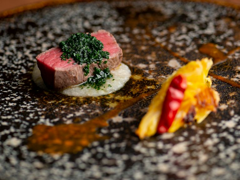 『オレイン55の牛フィレ肉の蒸し焼き おかゆとネギ油と共に』