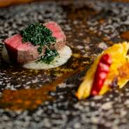 口溶けが極上の和牛「オレイン55」が圧巻の旨さ。唐辛子と一緒に蒸し焼きし、香りをまとわせて、しっとりとした美味しさに。お肉の下にはおかゆを敷き、ブイヨンと生クリームのソースをプラス。コース料理の一例。