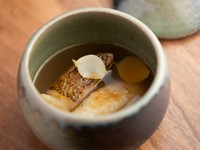 くずで練ったゆり根をぱらりと散らして