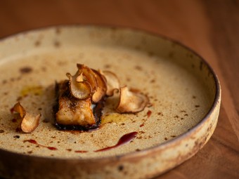 『香ばしく焼き上げた天然うなぎ　ゴボウとイモのピュレ』