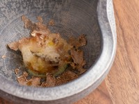 酸味の効いたバジルのソース　白トリュフの香りで