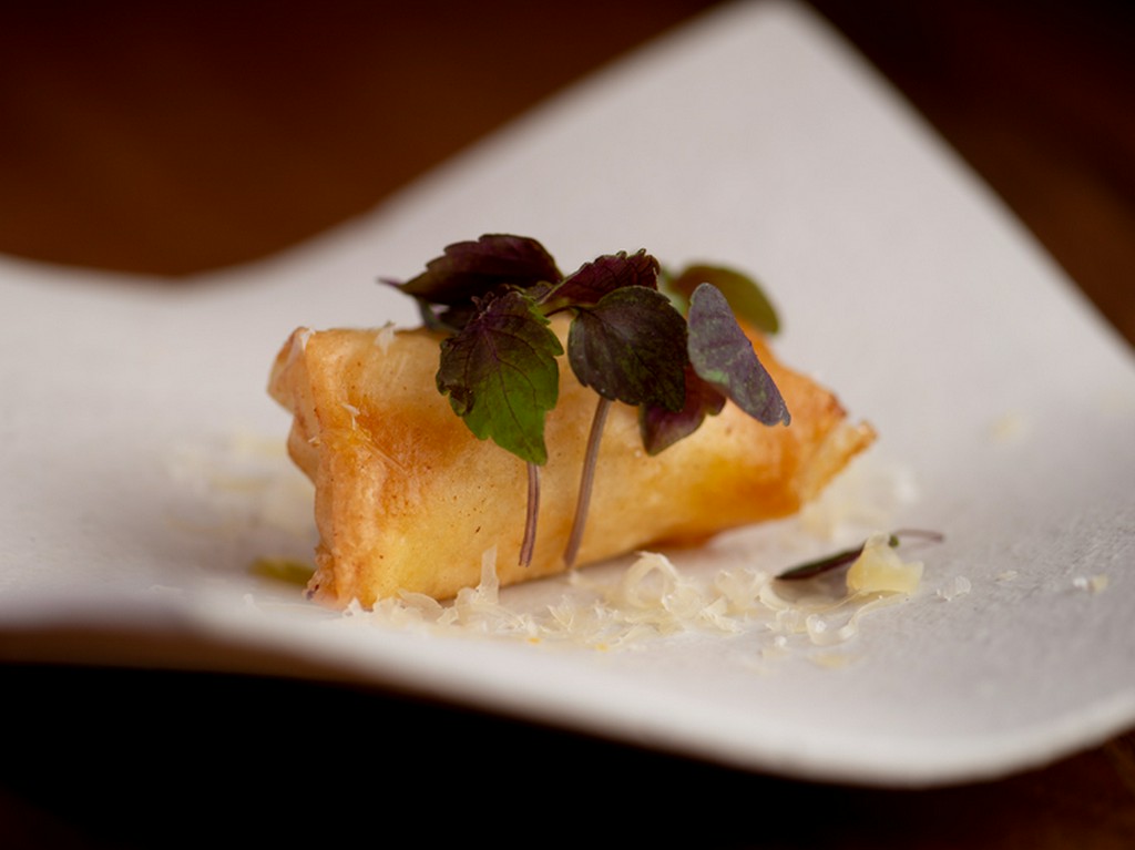 甘鯛とカニ　フカヒレのソースを包んだ春巻き