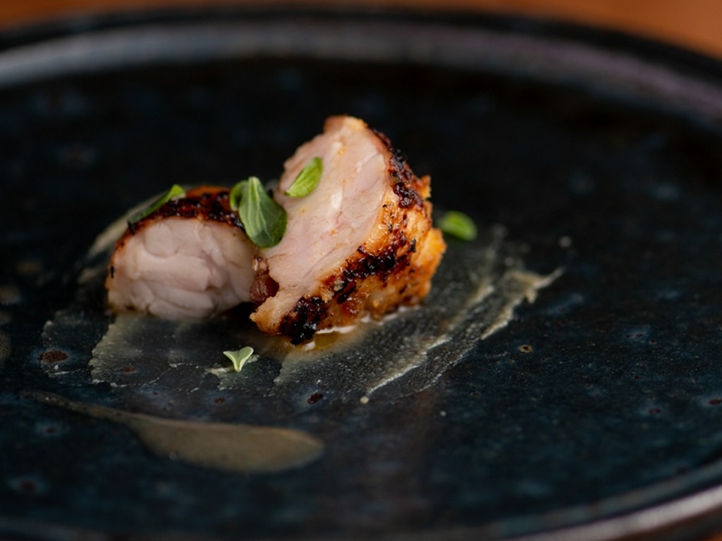 フルーツ糀に漬け込んだ大山鶏の手羽先の炭火焼き