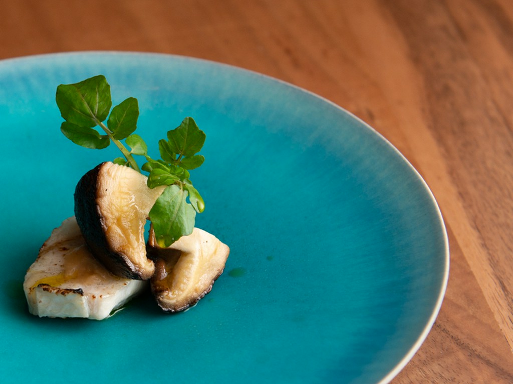 『ヨーグルトに漬け込んだアラの炭火焼　陽より子の焼き椎茸』