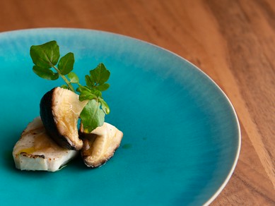 『ヨーグルトに漬け込んだアラの炭火焼　陽より子の焼き椎茸』