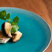 地物を中心に全国の上質食材を取り揃え。生産者の思いが伝わり、味わい・香りともに素晴らしい素材を選りすぐっています。食材を巧みに組み合わせ、シンプルに見えつつ、バランスがいい皿に仕立てるのがドロカワ流。