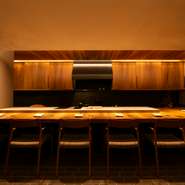 イタリアンウォールナット材と手漉き和紙に囲まれた店内はドラマチックな上質空間。泥川シェフが多彩な旬食材を使い、お客様の目の前で季節の皿を繰り出します。程好い距離感での接客も心地よく、自然体で憩えます。