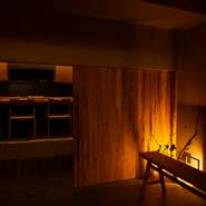 日本人的な旨みと香り、繊細さをまとった唯一無二のイタリアンに出会える店。水や風の音を取り入れた自然の音が店内に流れ、料理・空間・音のトータルな愉しみを提供。食を通して、めくるめく感動体験に浸れます。