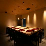 銀杏の一枚板を使った白木のカウンター付き個室が、7名用と8名用の2部屋用意されています。4名以上で貸切にでき、貸切の場合はお子様連れでの利用が可能。家族のお祝い事や三世代揃っての会食にオススメです。