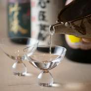 日本酒ソムリエが月に1回、1週間ほど滞在して厳選した日本酒やナチュールワインがラインナップされているだけあって、料理との相性は抜群。そんな日本酒を、料理と一緒に楽しめるのがうれしいところです。