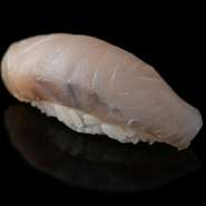 特定の鮮魚店から対馬で獲れる鰆を厳選。鰆に塩を振って〆てから最低3日置くなど、手間暇かけて仕立て切り付けして松前漬けにすることで、よりねっとりして旨みが強くなり、とろけるような食感の握りになります。