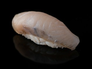 鰆をはじめとする、玄海灘や対馬で獲れる旬の魚介類