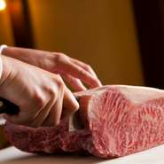 【そむり】のステーキは、「豊後牛」のなかでも特に優れた肉のみが名乗ることが許される「おおいた和牛」。風味豊かでとろけるような味わい。シンプルなスタイルだからこそ、素材の魅力を実感できます。