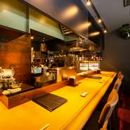 カウンター越しに眺める臨場感満点のライブパフォーマンス。料理人の技もひとつのご馳走です。目・音・感触・香り・舌触りと、五感を満たしてくれます。