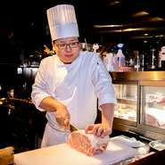 「豊後牛」のなかでもA4・A5クラスのお肉のみ認められた「おおいた和牛」を使用。味だけでなくお肉をカットする手ごたえも楽しんで欲しいと、カトラリーもこだわりの品をセレクト。ゲストの五感を刺激してくれます。