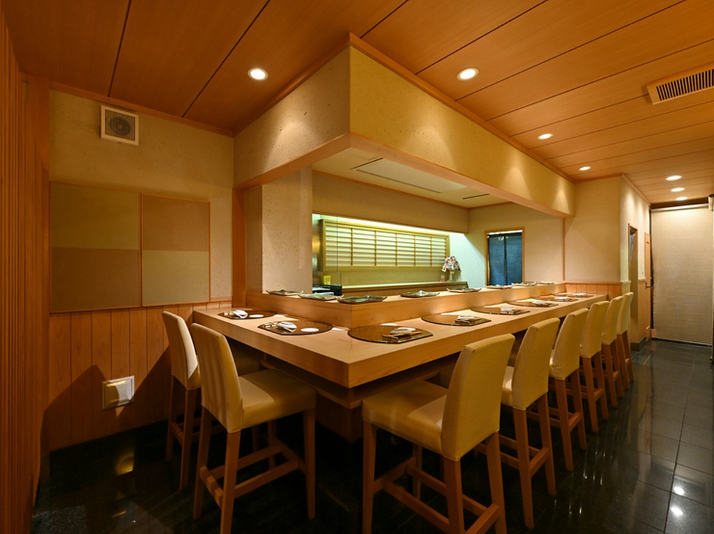 知っておくと頼りになる、人形町の隠れ家的な鮨店