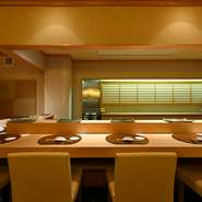 江戸前の丁寧な手仕事が生み出す握りと旬のつまみは、一つ一つが驚きと幸せに満ちる美味しさ。鮪やウニの食べ比べも登場する贅沢なコース構成なので、誕生日や結婚記念日など、記念日ディナーの舞台にも素敵です。