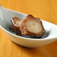 口の中でほどけるようなやわらかさが自慢の一品です。たこ本来の甘みと旨みがぎゅっと凝縮されており、お酒のつまみに最適です！
