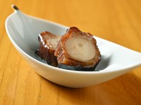 口の中でほどけるようなやわらかさが自慢の一品です。たこ本来の甘みと旨みがぎゅっと凝縮されており、お酒のつまみに最適です！
