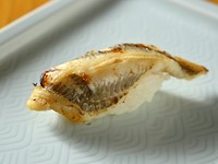 対馬海域特有の脂が乗った小魚や甲羅類を餌にしているため、上品でしっかりとした脂が乗っており、とても美味しいです