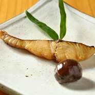 全国から季節の美味しい魚を厳選し、素材の味を引き立たせるように味付けをして焼き物（または煮物）にしております。