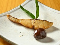 全国から季節の美味しい魚を厳選し、素材の味を引き立たせるように味付けをして焼き物（または煮物）にしております。