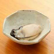 海のミルクと呼ばれる旬の牡蠣は栄養満点です！その時期に美味しい生ガキを全国各地から取り寄せております。