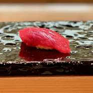 しっとりとなめらかな口当たり。噛むほどに広がる濃厚な旨み。赤身ならではの奥深い美味しさをぜひご堪能ください。