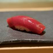 身はきめ細やかで柔らかく、マグロ特有の旨味と香りを存分にお楽しみいただけます。口に含むと澄んだ旨味が広がり、余韻まで美しい一品です。