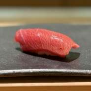 きめ細やかな上質の脂がほどよくのり、口の中でとろけます。赤身の力強い旨味と脂の上品な甘みが調和し、深みのあるコクとマグロ本来の豊かな味わいを楽しめます。