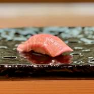 上品な脂がさらりととけて、濃厚な旨みが口いっぱいに広がります。