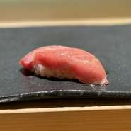 荒波で育った引き締まった身は、赤身の濃厚な旨味と脂の上品な甘みが絶妙なバランス。豊かなコクがありながらくどさはなく、口の中でとろける食感を楽しめます。