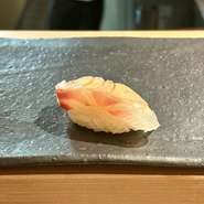 兵庫県明石産の鯛を昆布締めに。
潮流の速い明石海峡で鍛えられた身はきめ細かく、豊富な餌によって生まれる上品な脂と昆布の旨みが重なり合う一貫です。